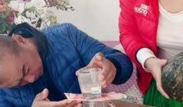 婆婆和儿媳吃瓜