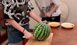 情侣吵架吃瓜,吃瓜群众围观揭秘甜蜜背后的矛盾