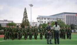 军训舞蹈姐吃瓜