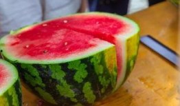 深圳学校教室吃瓜,瓜果飘香学习时光