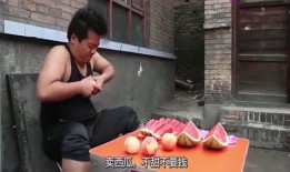 小伙不摆摊吃瓜,小伙另辟蹊径吃瓜谋生