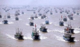 中国渔民演习区外吃瓜