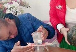 婆婆和儿媳吃瓜