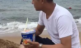 海边抽烟了吃瓜了,抽烟品瓜，尽享海风轻拂