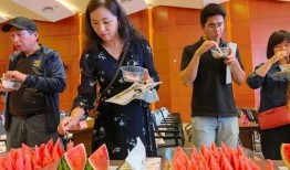 上海54岁阿姨吃瓜,一场意外的吃瓜盛宴