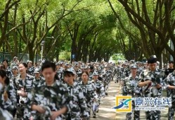 西安学军训吃瓜,吃瓜群众围观趣味瞬间