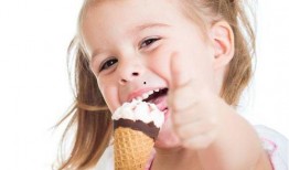 小雪小贝大瓜头吃冰淇淋,小雪、小贝与大瓜头共享冰淇淋的甜蜜时光