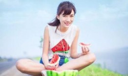 吃瓜是贬义吗,揭秘“吃瓜”一词的贬义之谜