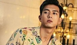 肖战和李现吃瓜,吃瓜群众纷纷围观