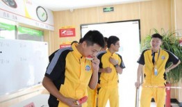 深圳校服吃瓜群众,吃瓜群众热议背后的校园时尚变革