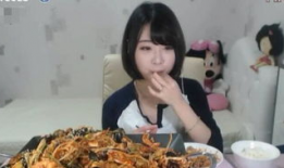 女吃货主播吃西葫芦瓜