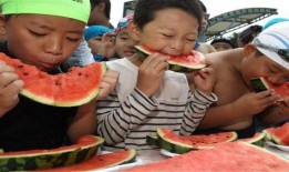 吃瓜被老头暴打