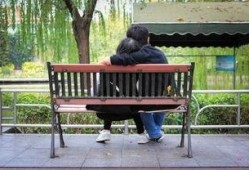 公园长凳吃瓜